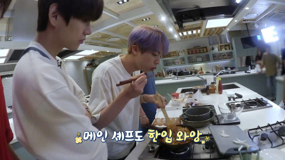 tangkapan layar Jin BTS memasak (vlive.tv/BTS)
