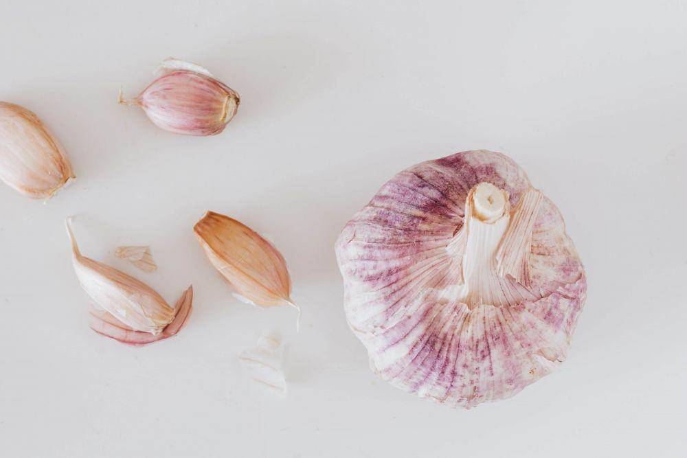 ilustrasi menanam bawang putih per satu siung (pexels.com/Karolina Grabowska)
