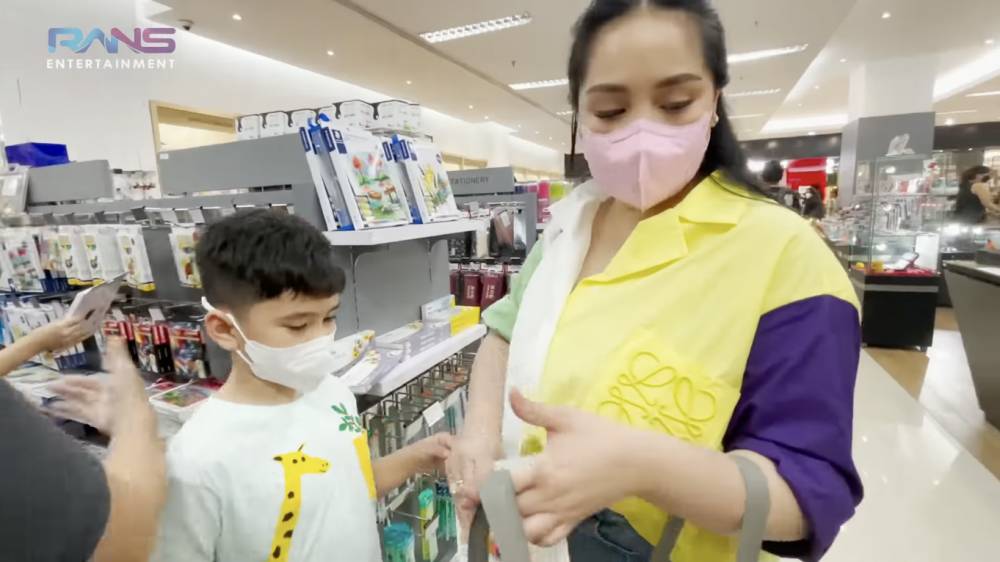 Nagita Slavina dan Rafathar (YouTube.com/Rans Entertainment)