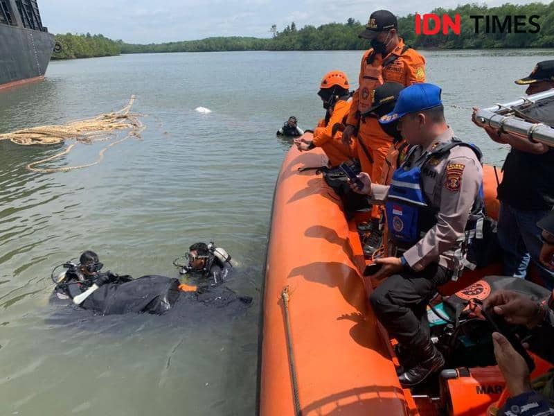 Tim gabungan saat melakukan evakuasi jasad korban kapal TugBoat meledak dan tenggelam (IDN Times/Ervan)