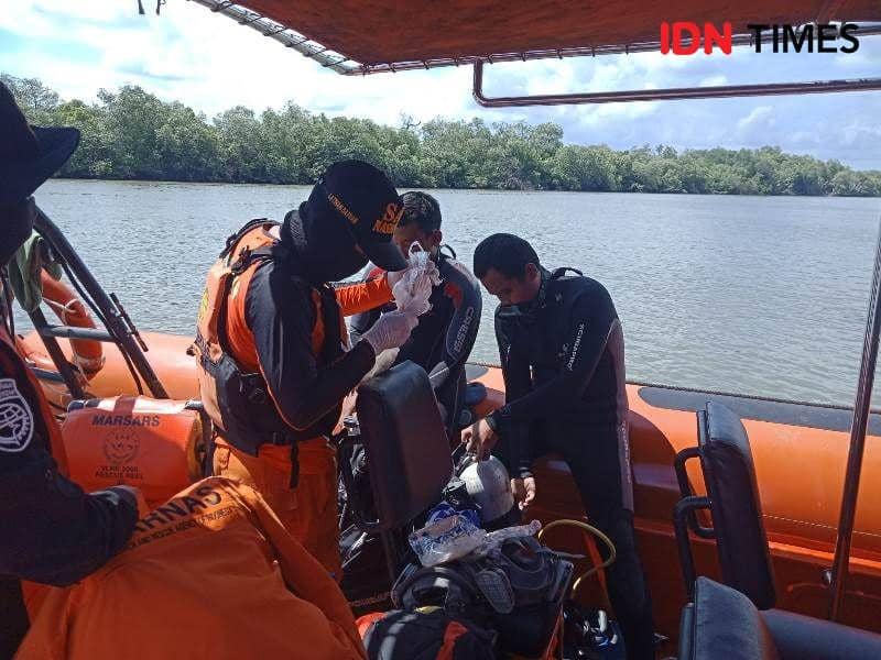 Tim selam Basarnas Balikpapan persiapan melakukan penyelaman (IDN Times/Ervan)