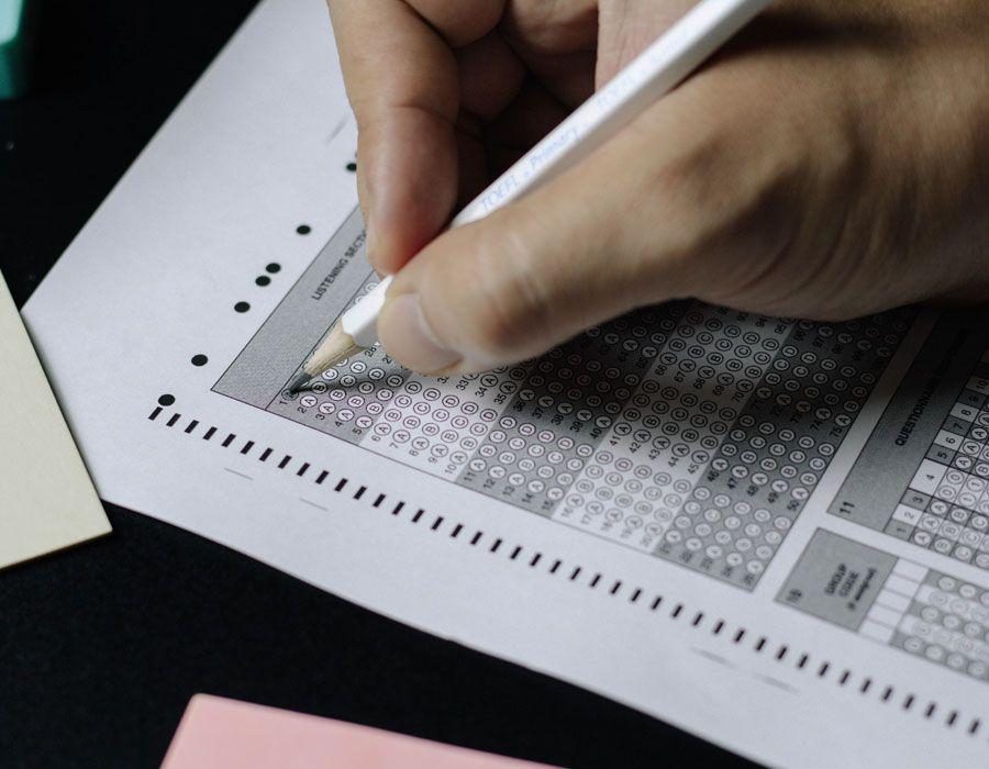 Perbedaan TOEFL dan IELTS, Syarat Beasiswa di Luar Negeri