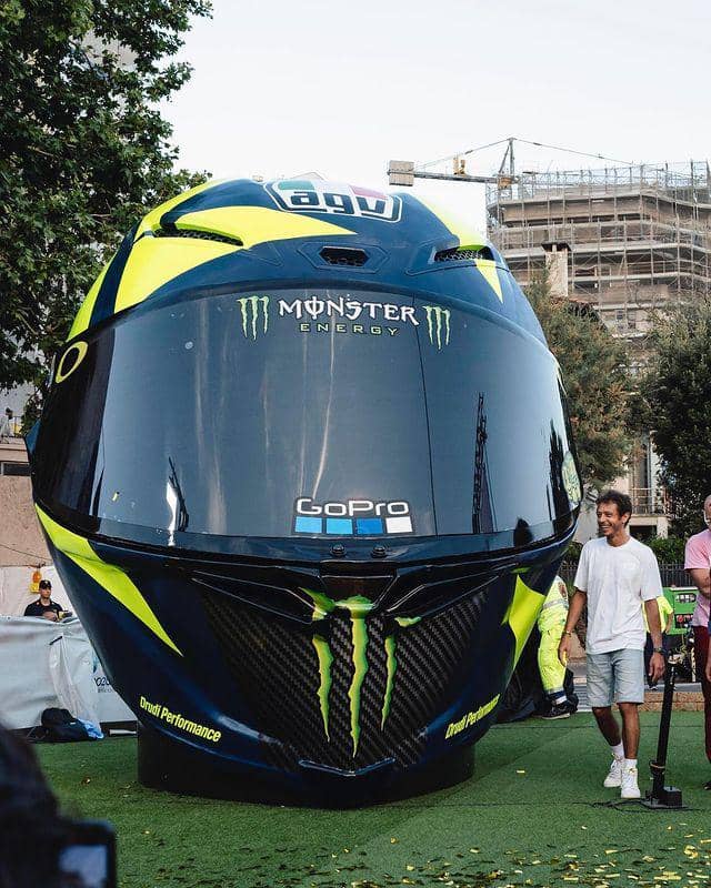 helm raksasa milik Valentino Rossi (instagram.com/valeyellow46)