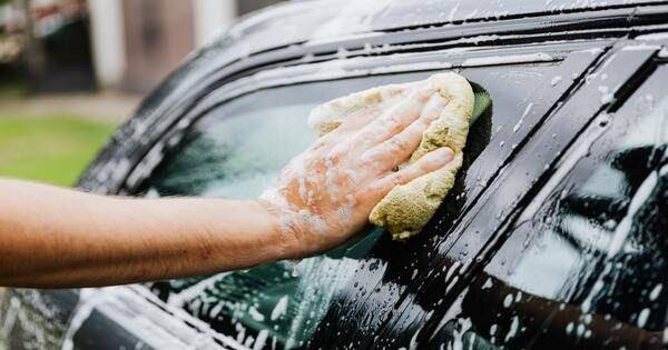 membersihkan kaca jendela mobil (Pexels.com/Karolina Grabowska)