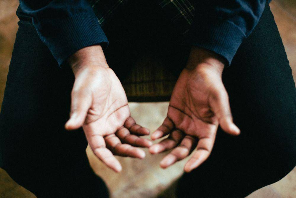 ilustrasi menengadahkan tangan (unsplash.com/Jeremy Yap)