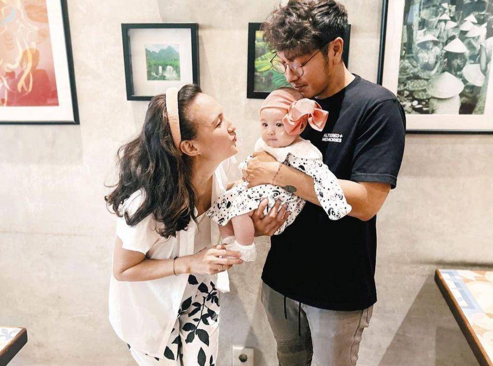 Potret Keluarga Nadine Chandrawinata dan Dimas Anggara (instagram.com/nadinelist)
