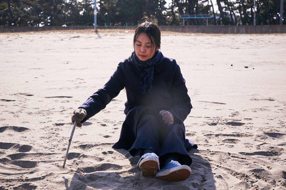 Kim Min Hee di film On the Beach at Night Alone (dok. Jeonwonsa Film Co./On the Beach at Night Alone)