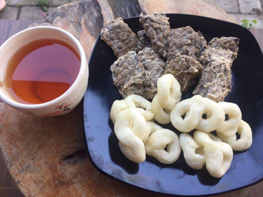 geblek disajikan dengan tempe benguk (twitter.com/Windari)