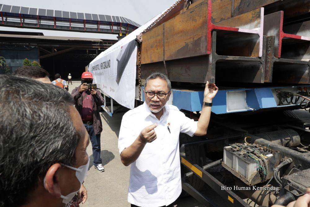 Menteri Perdagangan, Zulkifli Hasan melepas ekspor 3.800 metrik ton baja struktur dan plat baja produksi PT Gunung Raja Paksi Tbk ke Selandia Baru. (dok. Kemendag)