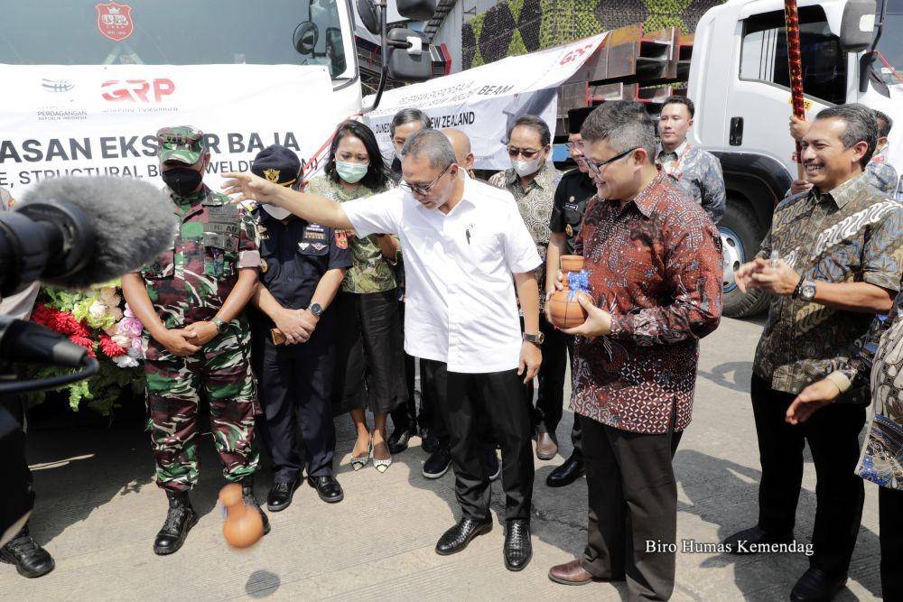 Menteri Perdagangan, Zulkifli Hasan melepas ekspor 3.800 metrik ton baja struktur dan plat baja produksi PT Gunung Raja Paksi Tbk ke Selandia Baru. (dok. Kemendag)