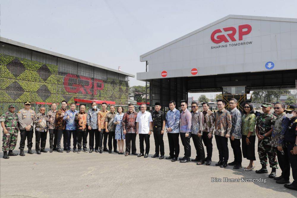 PT Gunung Raja Paksi Tbk melepas ekspor 3.800 metrik ton baja struktur dan plat baja ke Selandia Baru. (dok. Kemendag)