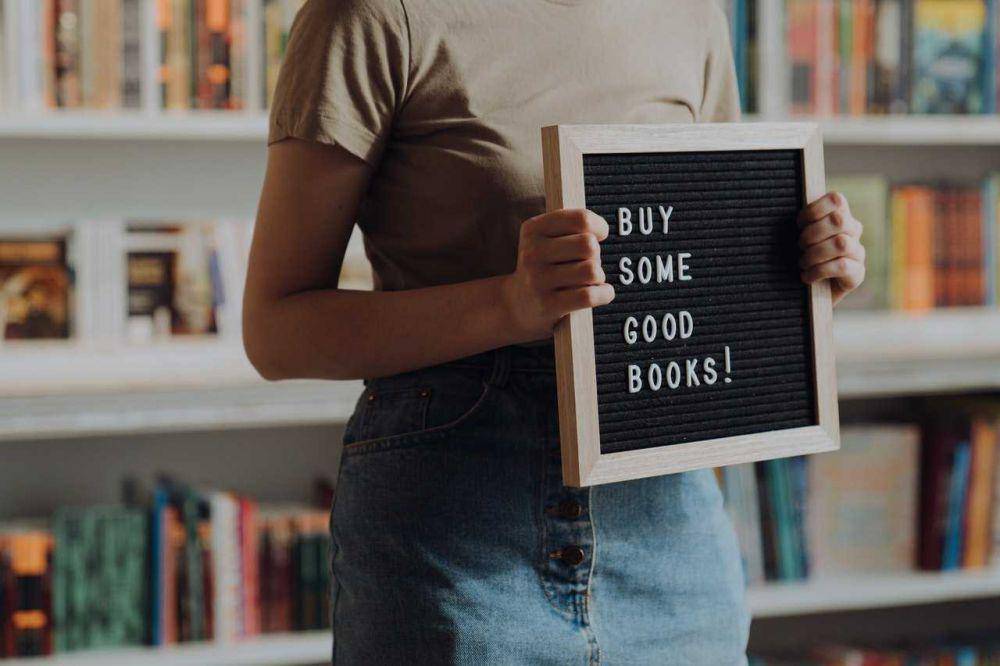 ilustrasi membeli buku (pexels.com/cottonbro)