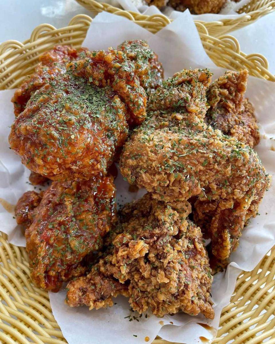 Fried chicken (instagram.com/cafehoppingkids)