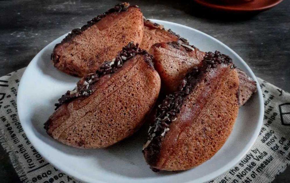 Resep Pukis Cokelat, Legit dengan Topping Keju dan Meses