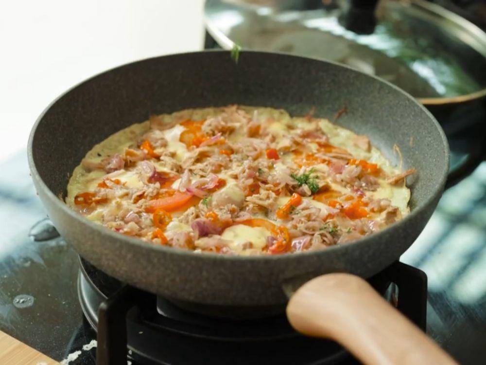 Pizza krispi ala Devina Hermawan (twitter.com/hermawan_devina)