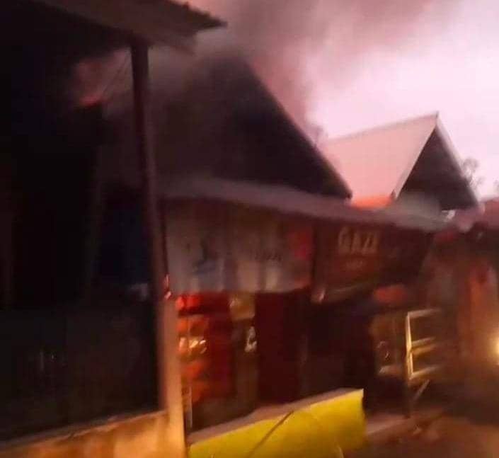 Foto korban api saat membakar rumah korban. (Sumber/Warganet)