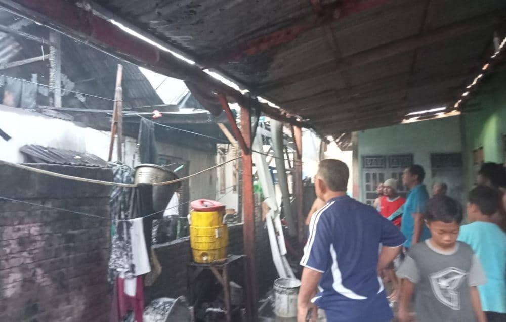 Foto warga saat padamkan api dengan peralatan seadanya. (Dok/Damkar Kota Bima)