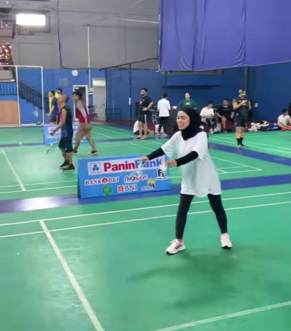 potret Lesty Kejora bermain bulutangkis (instagram.com/adsky99)