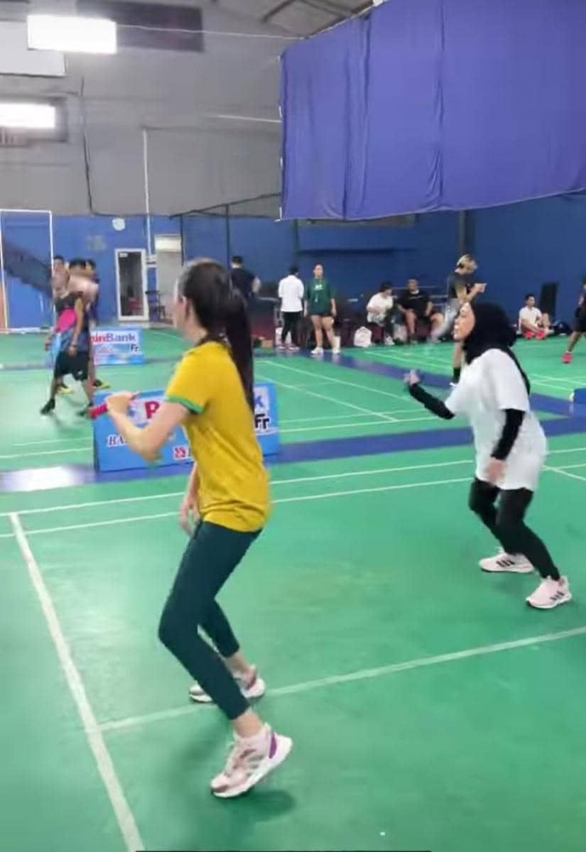 potret Lesty Kejora bermain bulutangkis (instagram.com/adsky99)