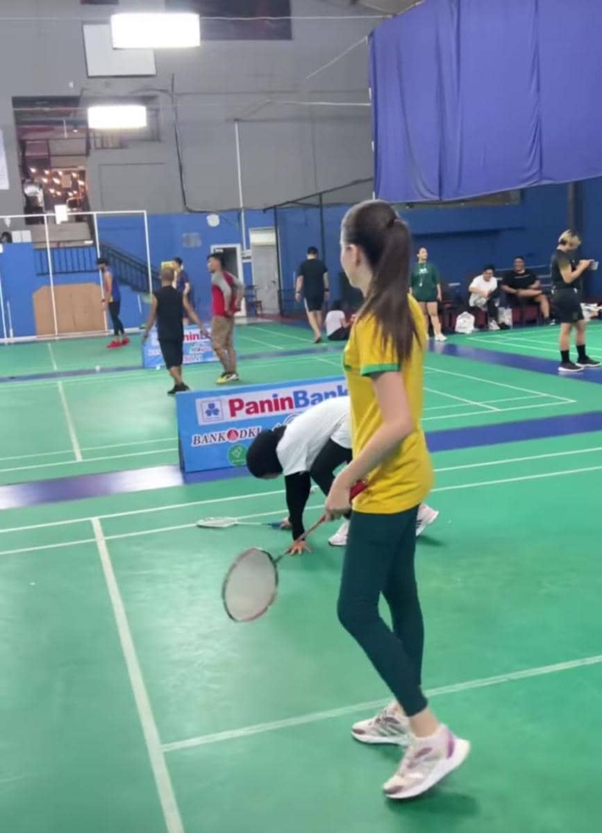potret Lesty Kejora dan kolega bermain bulutangkis (instagram.com/adsky99)