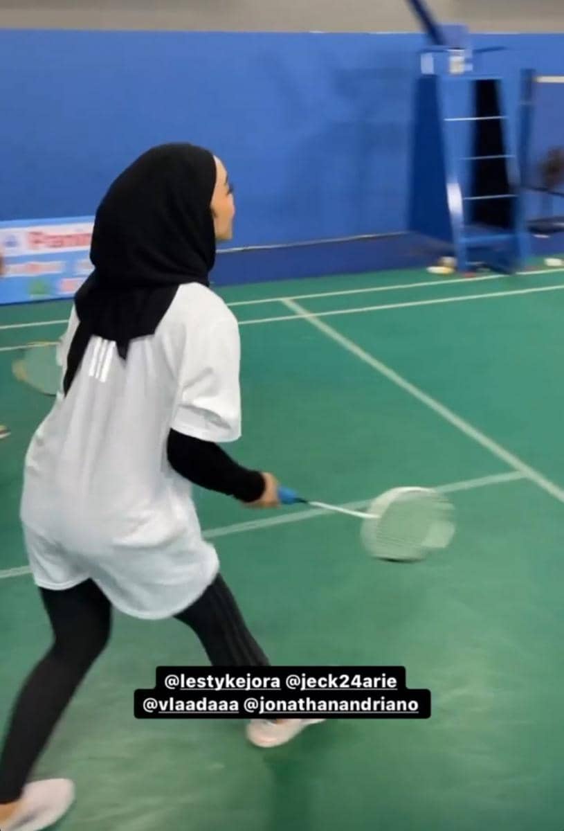 potret Lesty Kejora bermain bulutangkis (instagram.com/adsky99)