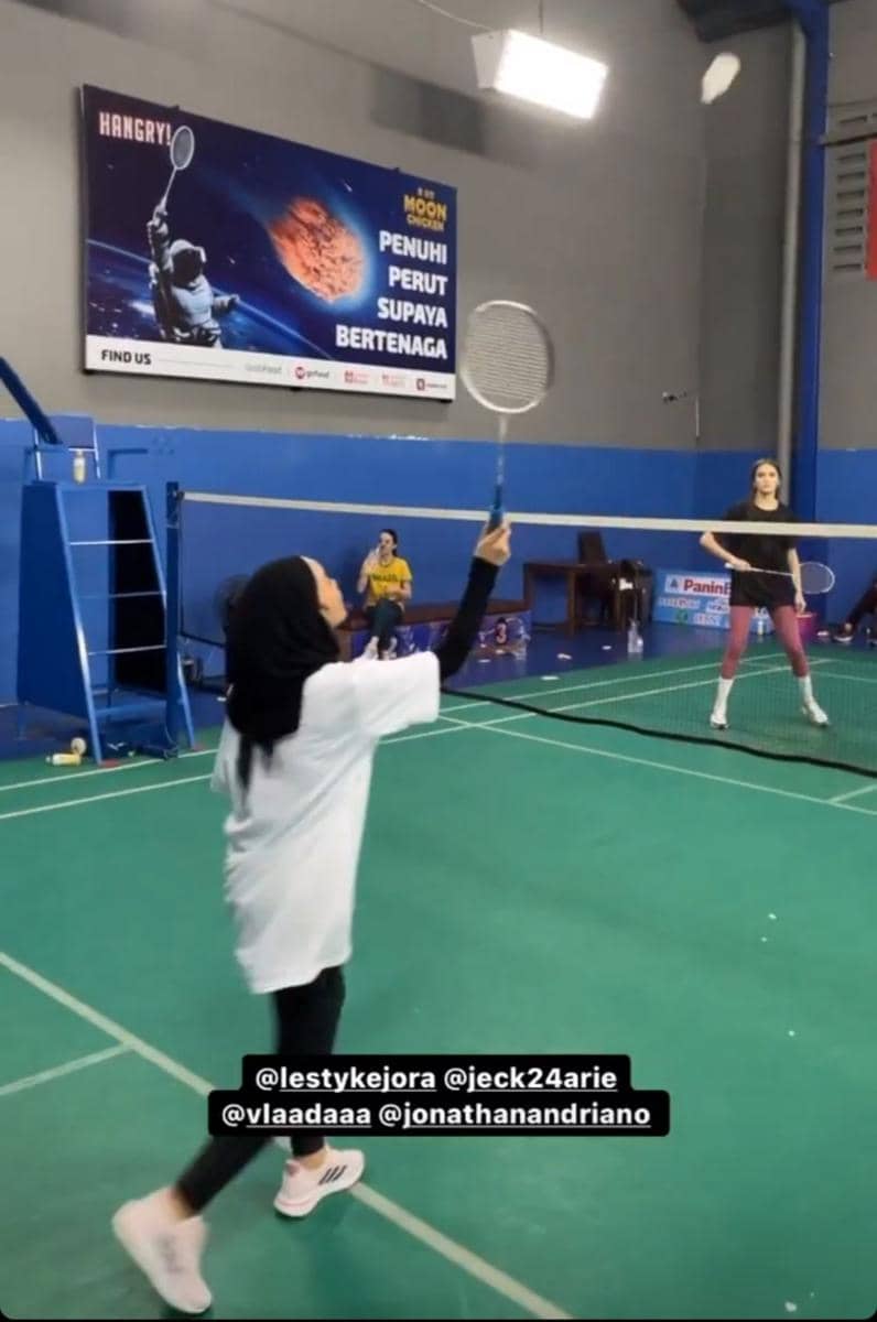 potret Lesty Kejora bermain bulutangkis (instagram.com/adsky99)