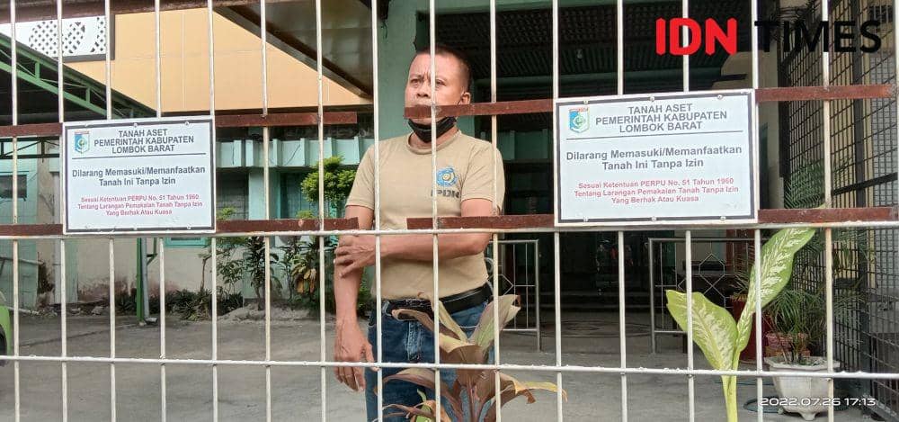 Pemda Lombok Barat telah memasang plang aset daerah di Kampus STIE AMM. (IDN Times/Muhammad Nasir)