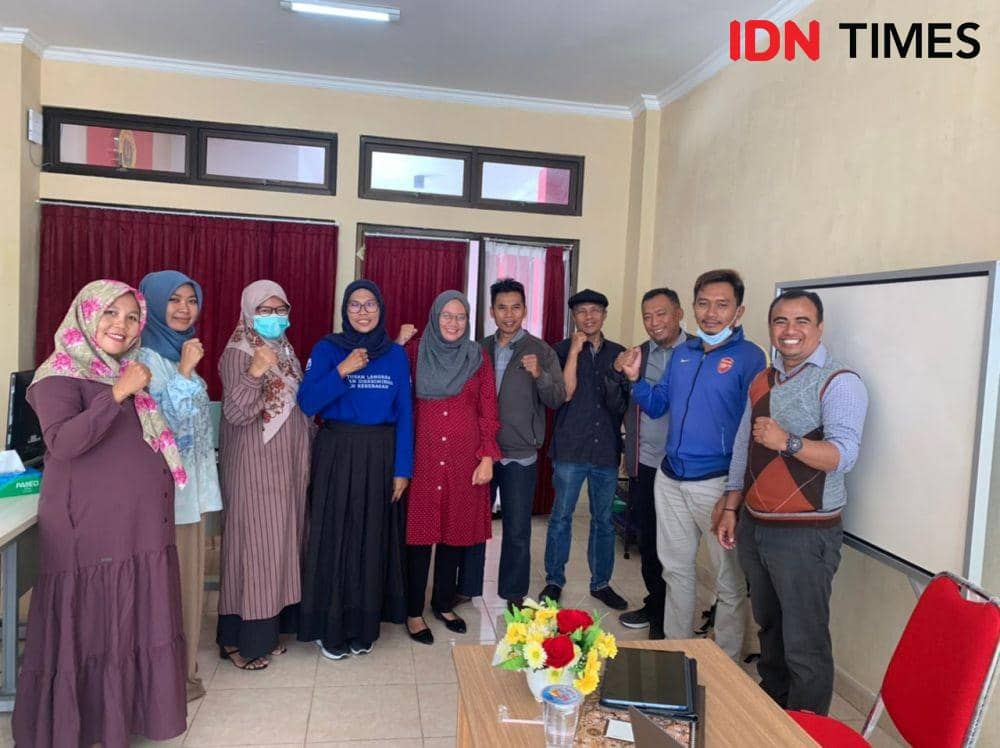 Koalisi #StopJokiAnak menyerahkan draf surat edaran gubernur soal moratorium pacuan kuda yang melibatkan anak di NTB. (Dok. Istimewa)