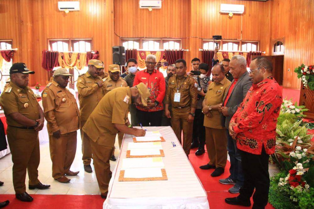 Wakil Menteri Dalam Negeri (Wamendagri) John Wempi Wetipo, mengunjungi Kabupaten Nabire, Papua Tengah, Senin (25/7/2022). (Dok. Puspen Kemendagri).