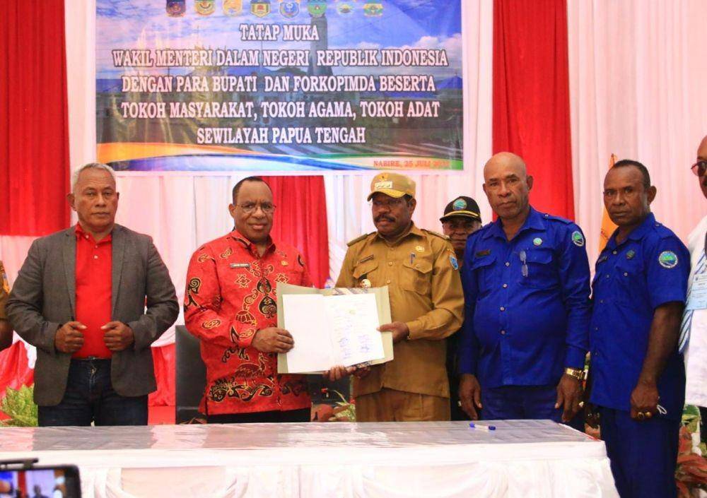 Wakil Menteri Dalam Negeri (Wamendagri) John Wempi Wetipo, berpesan untuk merangkul masyarakat agar kesejahteraan rakyat Papua tercapai. (Dok. Puspen Kemendagri).