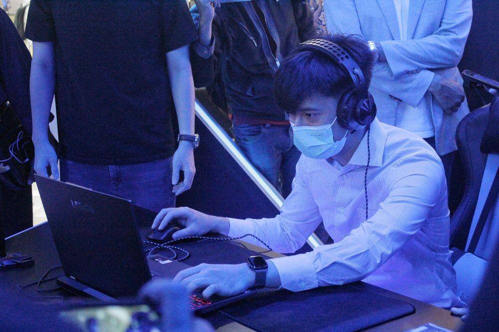 Menjajal langsung laptop di Lenovo Legion Store Surabaya. (IDN Times/Nena Zakiah)