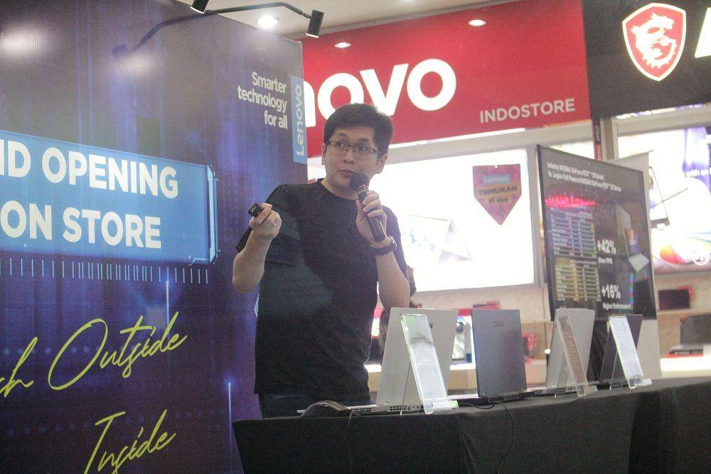 Hendra Wijaya mempresentasikan tentang produk-produk Lenovo. (IDN Times/Nena Zakiah)