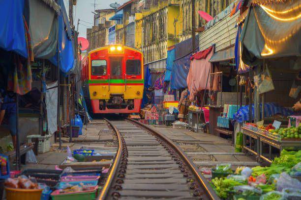 Pasar Maeklong (unsplash.com/tampatra)