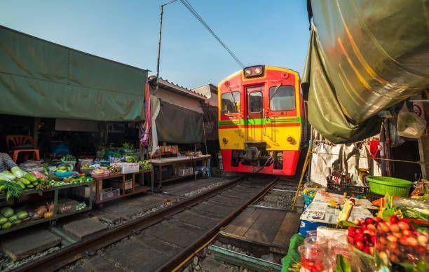 Pasar Maeklong (unsplash.com/Kaycco)