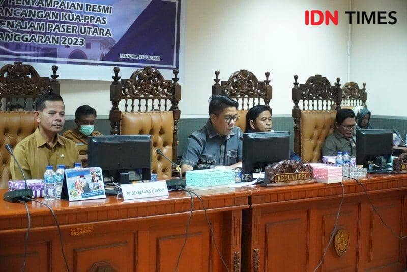 Ketua DPRD Syahruddin M Noor pimpin jalannya rapat penyerahan KUA PPAS tahun 2023 (IDN Times/Ervan)