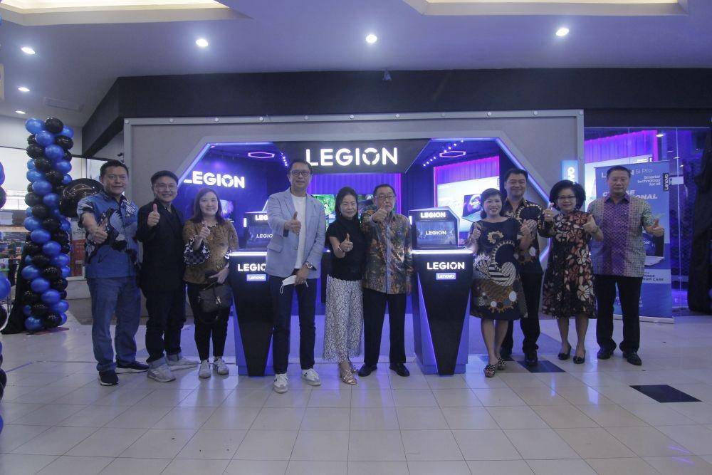 Tamu undangan berfoto di depan Lenovo Legion Store Surabaya. (Dok. Lenovo Indonesia)