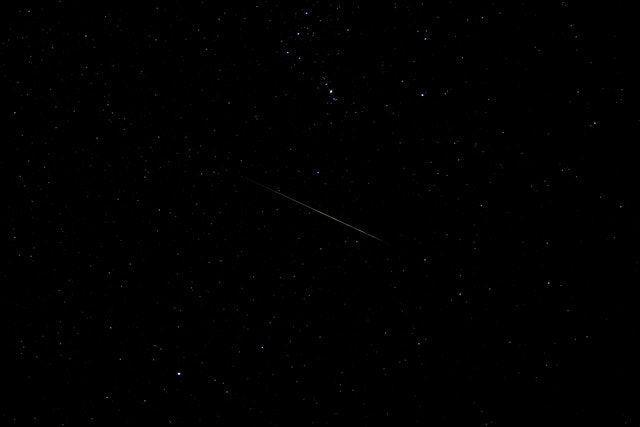 ilustrasi hujan meteor (pexels.com/Aleksandar Pasaric)