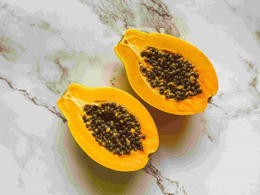 ilustrasi biji buah pepaya bisa menjadi bibit tanaman (pexels.com/Jess Loiterton)