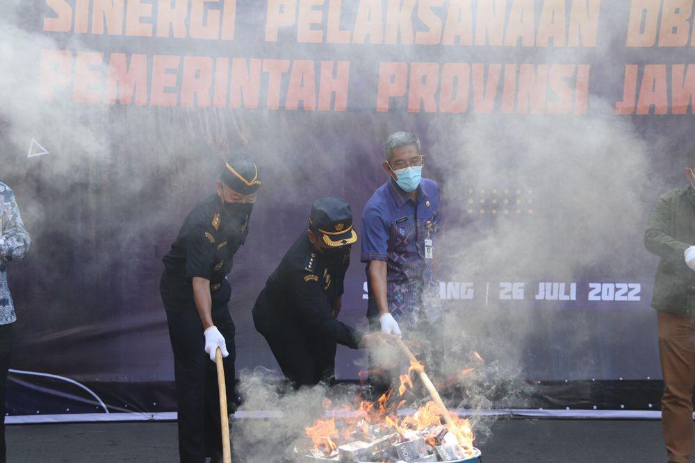 Kanwil Bea Cukai Jateng dan DIY bersama Pemprov Jateng memusnahkan 11,3 juta rokok ilegal, Selasa (26/7/2022). (dok. Bea Cukai Jateng dan DIY)