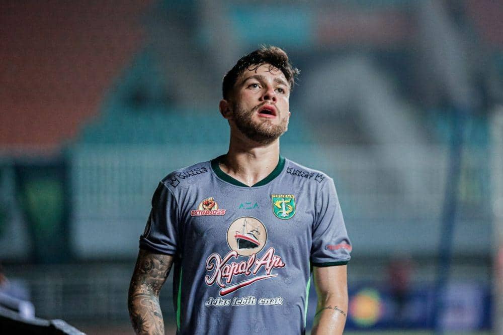 Ekspresi Higor Vidal saat gagal memanfaatkan peluang di babak kedua. (Persebaya)