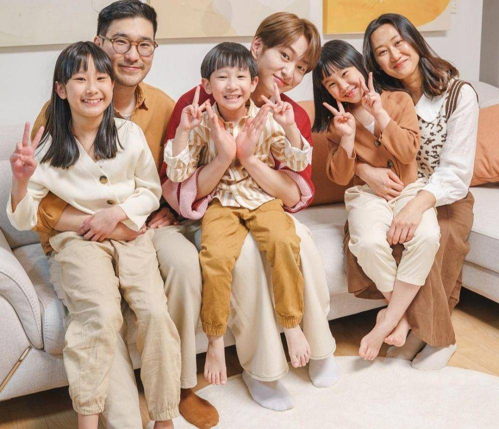 Kimbab family (https://www.instagram.com/kimbabfamily.official/)