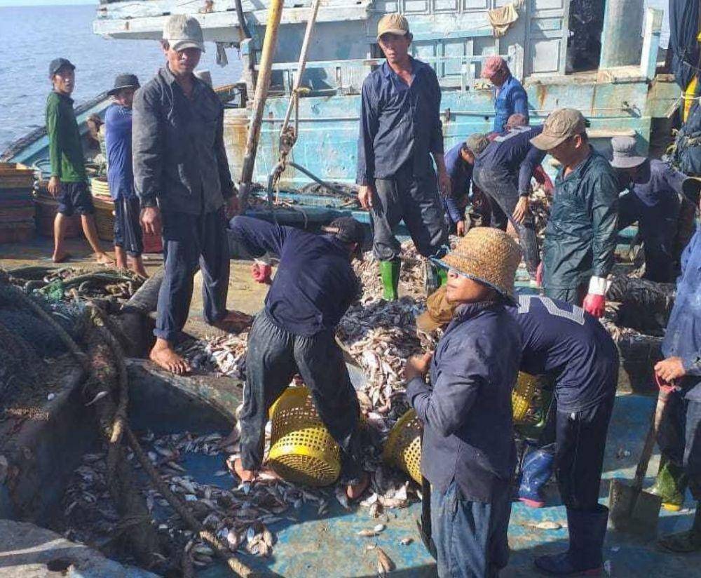 KRI Cut Nyak Dien-375 milik TNI Angkatan Laut menangkap 2 kapal ikan asal Vietnam di perairan Natuna Utara pada 24 Juli 2022. (www.instagram.com/@koarmada_1)