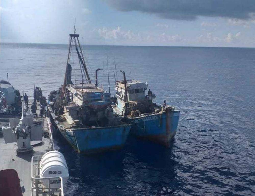 KRI Cut Nyak Dien-375 milik TNI Angkatan Laut menangkap 2 kapal ikan asal Vietnam di perairan Natuna Utara pada 24 Juli 2022. (www.instagram.com/@koarmada_1)