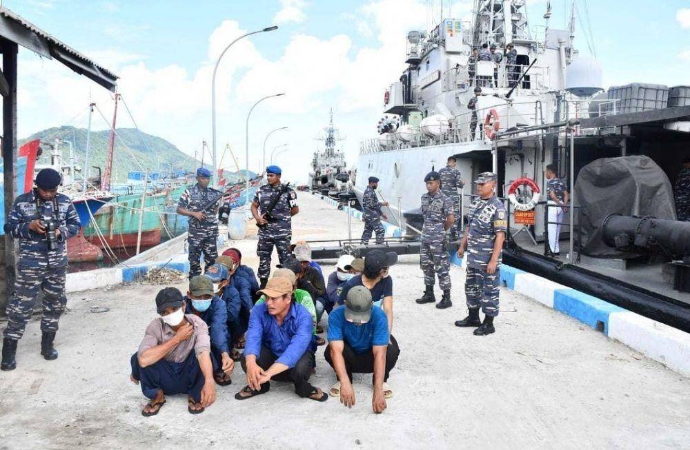 KRI Cut Nyak Dien-375 milik TNI Angkatan Laut menangkap 2 kapal ikan asal Vietnam di perairan Natuna Utara pada 24 Juli 2022. (www.instagram.com/@koarmada_1)