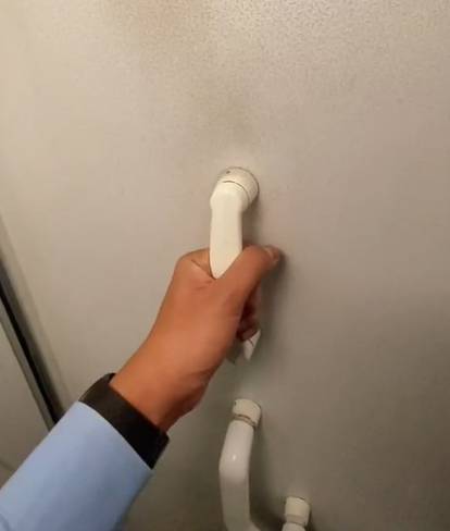 Ilustrasi handle di dalam toilet pesawat (tiktok.com/masmasudara)