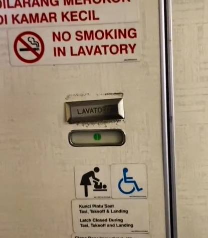 Ilustrasi pintu toilet di dalam pesawat (tiktok.com/masmasudara)