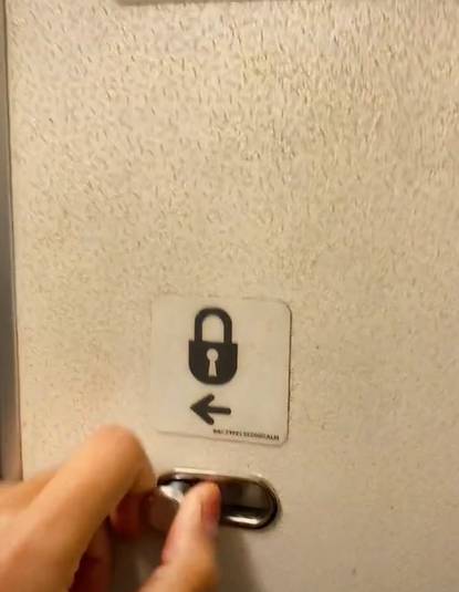 Ilustrasi tombol lampu di dalam toilet pesawat (tiktok.com/masmasudara)