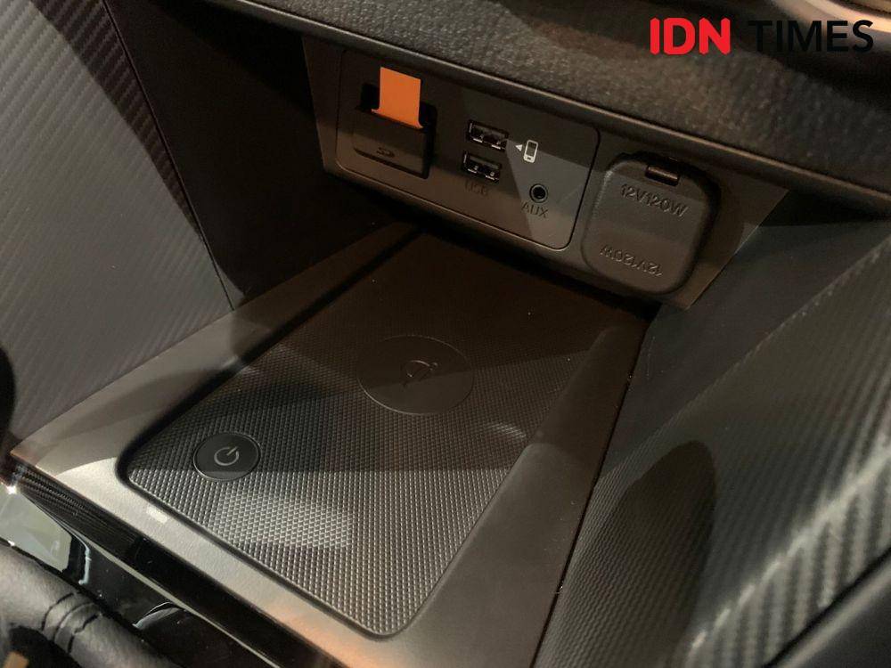 Ada fitur Wireless Charger di New Mazda 2 Sedan (IDN Times/Fadhliansyah)