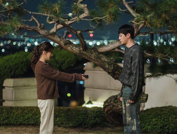 Lee Jun Young dan Jung In Sun dalam drama Let Me Be Your Knight (programs.sbs.co.kr)