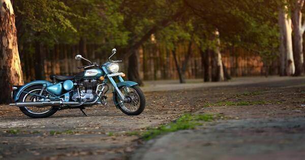 motor dengan lampu menyala (Pexels.com/Nishant Aneja)